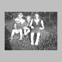 017-0008 Ein Foto zum Andenken. Im Bild Irmgard Hinz, Elinore  Kirstein, Walter und Gertrud Waschkau.jpg
